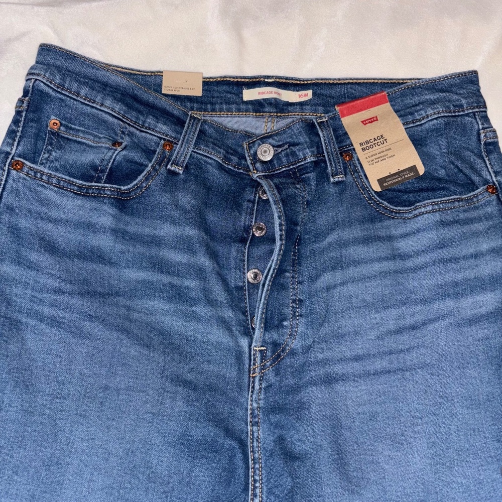 Levi’s Ribcage Bootcut Jeans - Picture 9 of 11